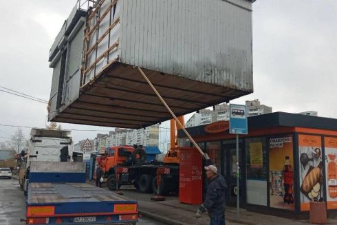 Фото. На Троещине сносят незаконные МАФы, чтобы обустроить велодорожку