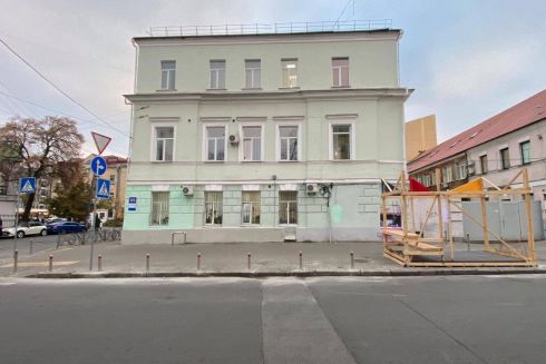 Біля нового парклета на вулиці Хорива встановили антипаркувальні стовпчики