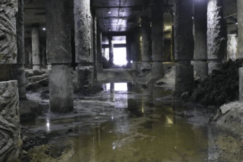 Растаявший снег затопил раскопки на Почтовой площади