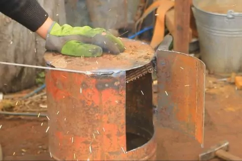 Жителів Київщини закликають здавати старі газові балони і бойлери: з них робитимуть буржуйки