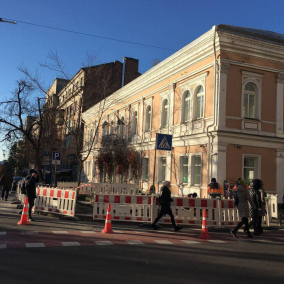 Фото. У центрі Києва почали облаштовувати антикишені для безпеки пішоходів