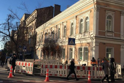 Фото. У центрі Києва почали облаштовувати антикишені для безпеки пішоходів