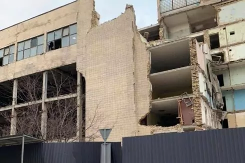 Один из корпусов завода &laquo;Арсенал&raquo; сносят. Застройщик говорит, что демонтаж &laquo;контролируемый&raquo;