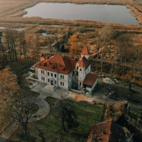 На Львовщине три семьи выкупили заброшенный дворец и своими силами восстанавливают его