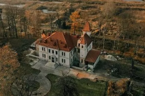 На Львівщині три сім'ї викупили занедбаний палац та власними силами відновлюють його
