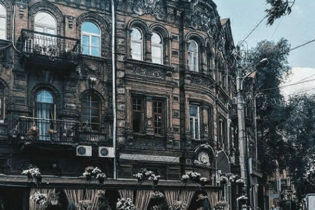 У Дніпрі демонтують засклені балкони з історичних будівель