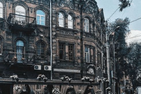 В Днепре демонтируют застекленные балконы с исторических зданий