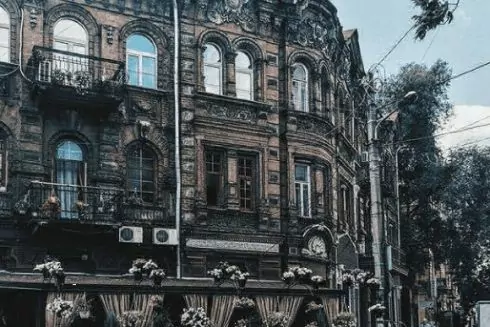 У Дніпрі демонтують засклені балкони з історичних будівель