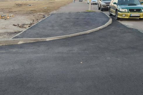 Фото. Супермаркет на Троещине заасфальтировал переход с тактильной плиткой и газоном для своего заезда