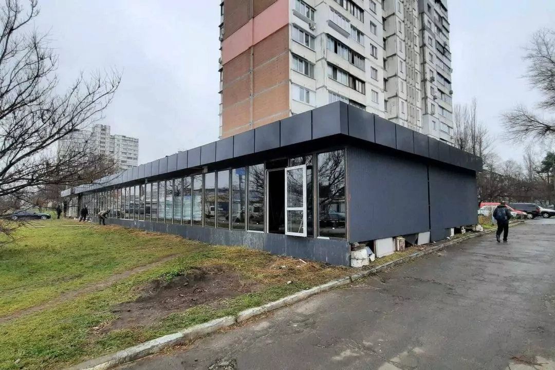 На левом берегу построили царь-МАФ на газоне вплотную к дому. Для его строительства срезали деревья