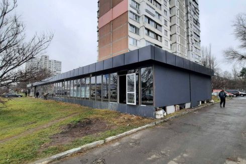 На левом берегу построили царь-МАФ на газоне вплотную к дому. Для его строительства срезали деревья