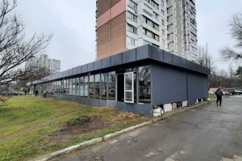 На лівому березі збудували цар-МАФ на газоні впритул до будинку. Для його зведення зрізали дерева