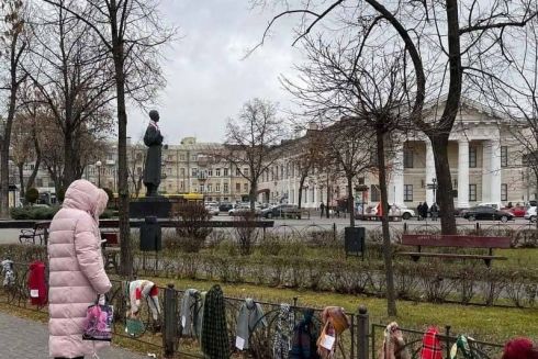 На Подолі зав'язали шарфи на парканах. Це акція від волонтерів Червоного Хреста