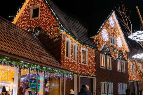 Фото. В «Добропарке» за Киевом открылся новогодний городок