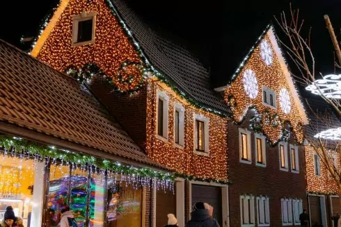 Фото. В &laquo;Добропарке&raquo; за Киевом открылся новогодний городок