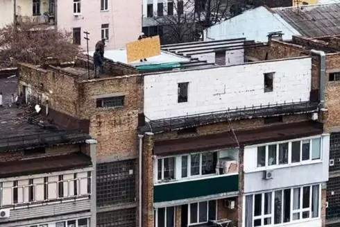 На Великій Васильківській надбудували поверх на даху багатоповерхівки. Місто хоче судитися