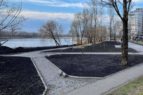 Возле Иорданского озера на Оболони обустраивают парк. Смотрите, что там уже сделали