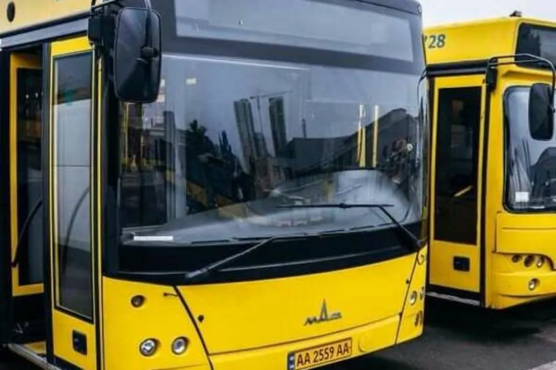 Рух автобуса, який їде Подільсько-Воскресенським мостом, продовжать до Дарницької площі