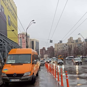 Фото. Возле «Лыбидской» установили делиниаторы для защиты проезда общественного транспорта
