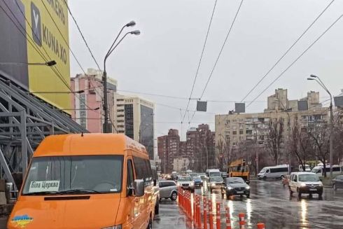 Фото. Возле &laquo;Лыбидской&raquo; установили делиниаторы для защиты проезда общественного транспорта