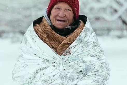 Киевские благотворительные организации собирают теплые вещи для бездомных: как помочь