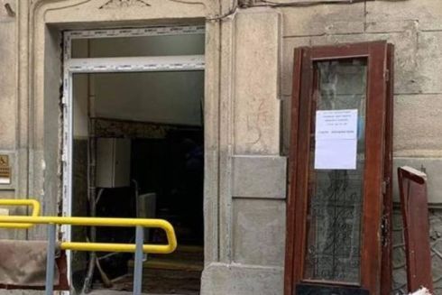 Фото. В історичній частині Львова замінили вхідні дерев'яні двері на білі зі склопакету