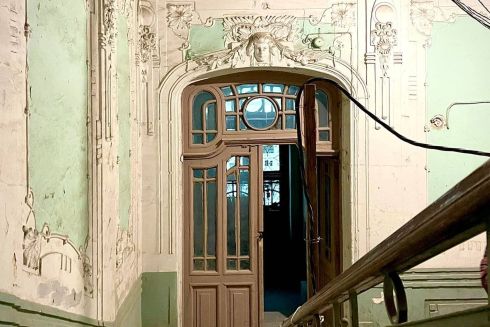 Фото. Вестибюль з ліпніною у &laquo;будинку зі зміями&raquo; на Великій Житомирській відреставрують