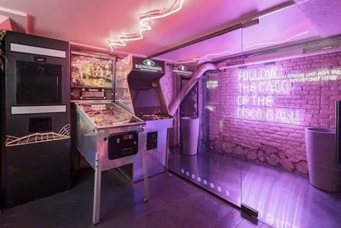 Біля площі Льва Толстого відкрився бар Electric Dreamers зі sci-fi тематикою