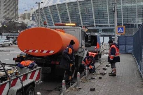 Фото. Возле НСК «Олимпийский» обустраивают антипарковочные столбики