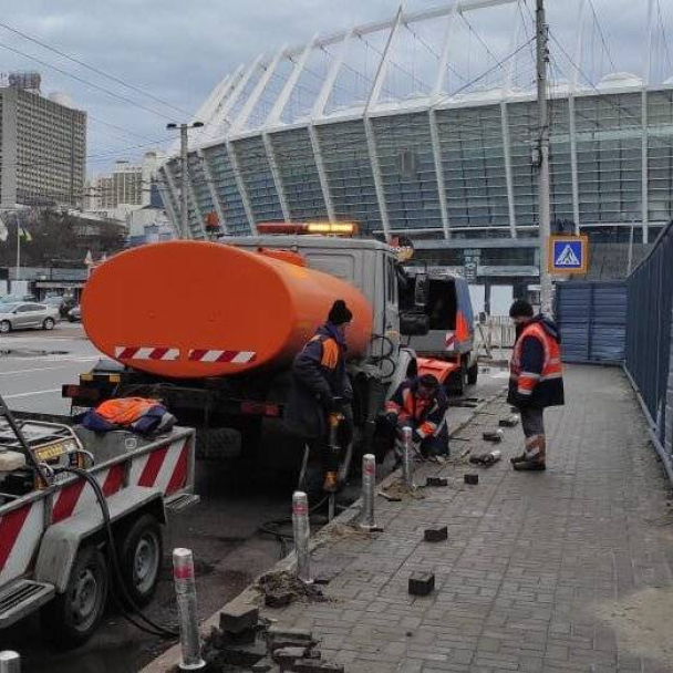 Фото. Біля НСК «Олімпійській» облаштовують антипаркувальні стовпчики