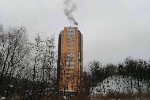 Жителям новостройки на Сырце приходится отапливать дом дровами