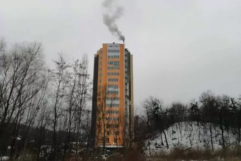 Жителям новостройки на Сырце приходится отапливать дом дровами