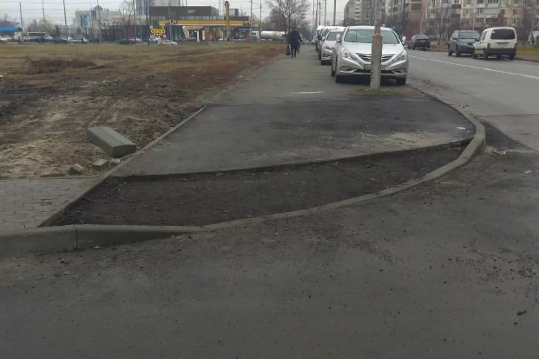 Тротуар на Троещине, который супермаркет забрал под парковку, восстановят