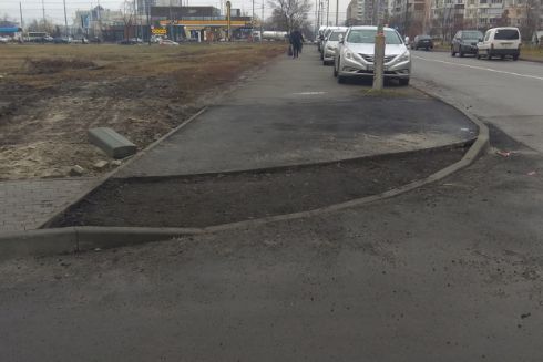 Тротуар на Троещине, который супермаркет забрал под парковку, восстановят