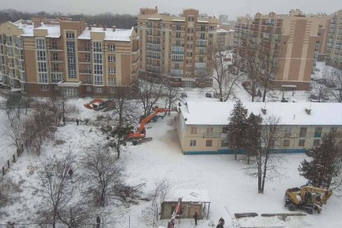 На території Феофанії зносять гуртожиток, де проживають люди. Там планують будувати ЖК