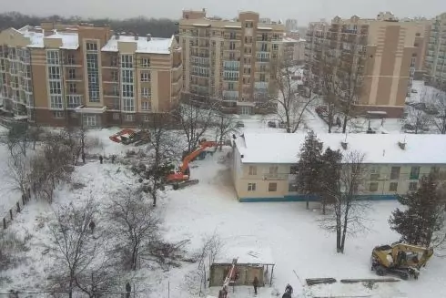 На території Феофанії зносять гуртожиток, де проживають люди. Там планують будувати ЖК