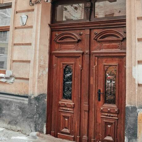 Фото. Во Львове реставраторы восстановили старинные сосновые двери