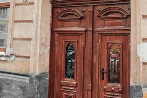 Фото. Во Львове реставраторы восстановили старинные сосновые двери