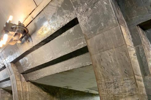 Фото. На станции метро «Олимпийская» закрашивают мрамор на стенах