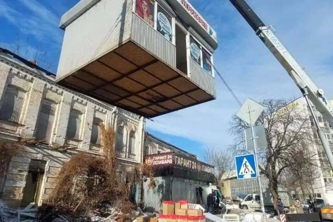 Фото. Около &laquo;Демеевской&raquo; демонтировали незаконные МАФы