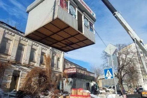 Фото. Около «Демеевской» демонтировали незаконные МАФы