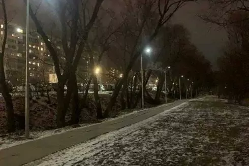 Біля озера на Троєщині облаштували освітлення на сонячних панелях