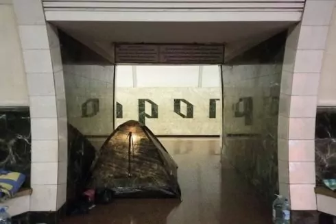 В Киеве остается опасность ракетных обстрелов: метро служит как укрытие и в комендантский час