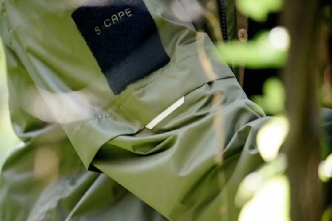 Український бренд S-cape створив дощовик із ПЕТ-пляшок