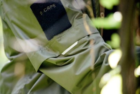 Украинский бренд S-cape создал дождевик из ПЭТ-бутылок