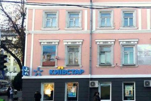 Было/стало: в Киеве начали оформлять вывески по новым правилам