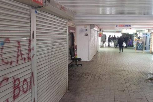 У переході на Майдані почали зносити МАФи