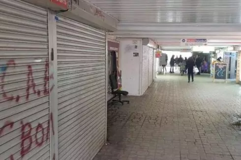 У переході на Майдані почали зносити МАФи