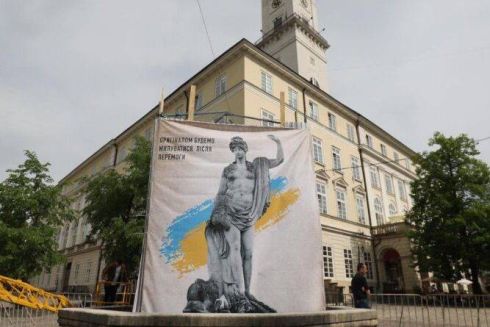 Фото. У Львові візуалізували фонтани на захисних конструкціях для пам'яток