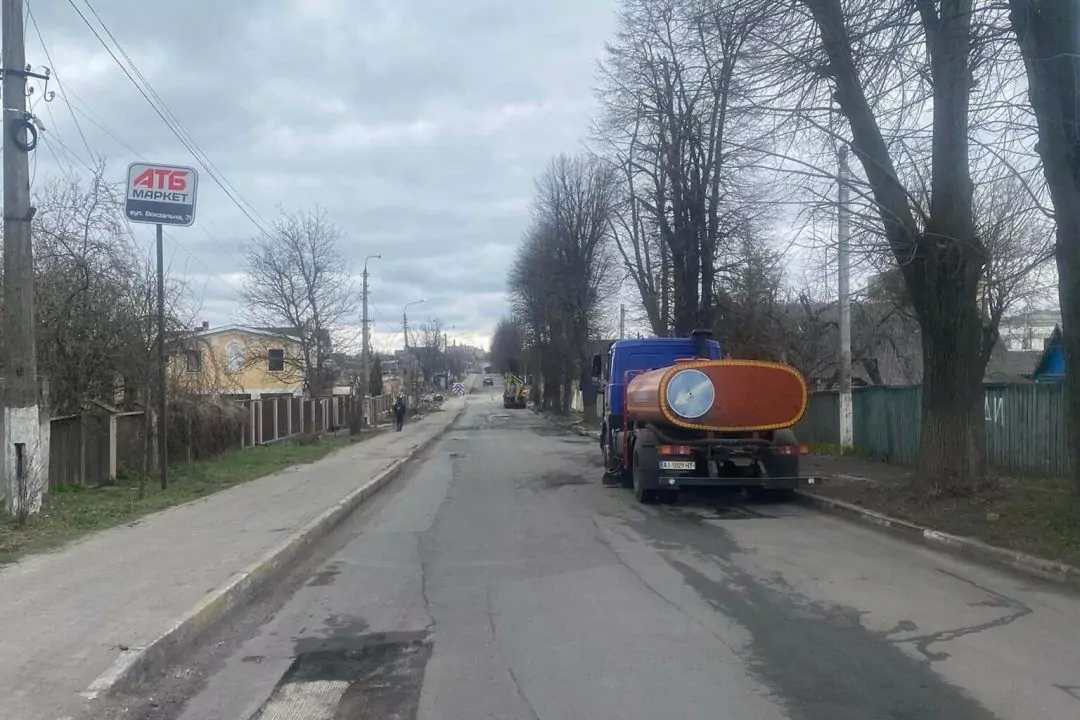 В Буче стартовал проект по восстановлению улицы Вокзальной, где шли бои с оккупантами